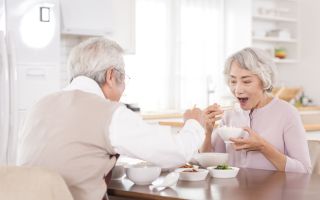 “어버이날 밥 먹다 울컥”…식사 느려진 부모님, 의사들이 경고한 ‘위험 신호’였다
