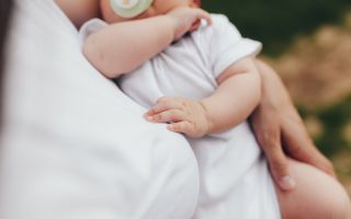 “아기 예뻐요” 칭찬 한마디에 “그럼 데려가세요”…서류까지 챙겨 건넨 10대 엄마