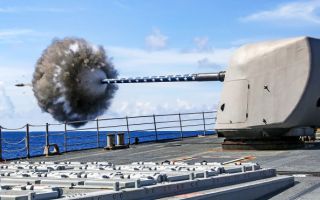 “미사일 대신 함포 쐈다”…美구축함, 이란 선박 엔진룸 겨냥한 이유