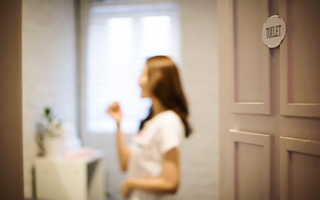 女화장실 엿보다 들킨 소년 “전 어려서 괜찮아요”…칼 빼든 ‘이 나라’
