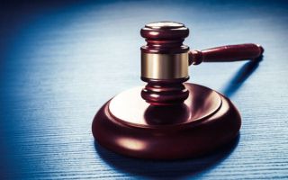 도로 위 낙하물 피하려다 보행자 사망 운전자 무죄…법원 “예견 어려웠다”