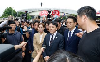 올림픽공원 ‘봉쇄 현장’ 찾은 민주당… 시위대 수백명에 저지