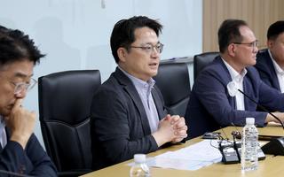 트럼프 “美가 아마도 호르무즈 통제… 대가 받아야”