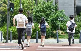 '술·담배' 멀어진 청소년…음주·흡연율 역대 최저, 스마트폰 등 영향