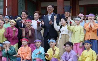 인구 10만 무너진 밀양, 아리랑과 청년 창업으로 길 찾는다