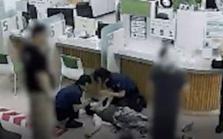 갑자기 경찰서 민원실서 '털썩' 쓰러진 여성…경찰관 6분 CPR이 살렸다