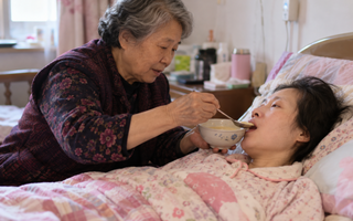 "내 자식과 마찬가지"…식물인간 며느리 17년 간 돌본 中 시어머니 사연