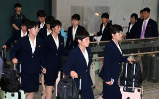北 내고향여자축구단 입국⋯환영 인사에도 굳은 표정
