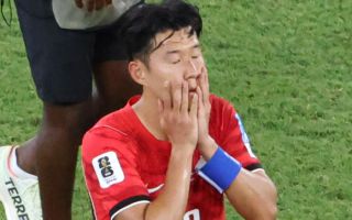 고개 숙인 손흥민 "못 도와줘서 미안…팀 분위기 문제는 없다"