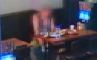술집 테이블에서 휴지통에 대고 '쪼르르'…만취男의 충격 행동