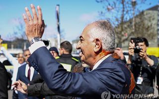 이란 마지막 왕세자, 독일서 봉변…토마토소스 뒤집어 써