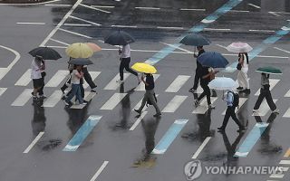 전국 흐려지고 곳곳 돌풍 동반한 비…중부 내륙엔 우박도