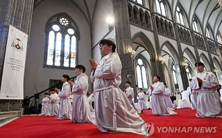 작년 한국 천주교회 신규 사제 77명…10년 사이 '반토막'