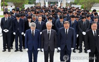 與 전남광주 당선인들, 5·18묘지 참배…"통합특별시, 대동세상"