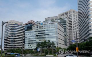 "대기업 근로자 3명 중 2명 AI 쓰는데…중소기업은 겨우 절반"