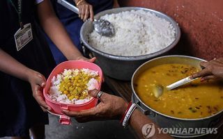 정치권 공방으로 번진 인도 학교급식…달걀 빼고 채식 제공