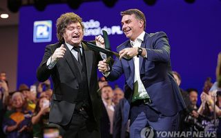 아르헨 밀레이 "좌파는 쓰레기"…브라질 우파 대선후보 공개지지