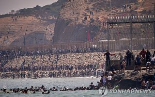 모로코서 수천명 스페인 세우타 진입 '대혼란'…시신 9구 발견