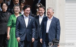 김민석, 덧셈·확장정치 시동…盧묘역 참배 후 文예방