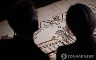 프랑스 보물 바이외 태피스트리, 영국 운반중 두 가닥 끊어져