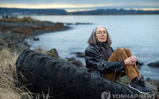 "다들 미쳤네요!"…노벨상 앤 카슨, 작품처럼 자유분방 수상소감