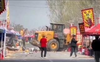 중국 베이징 전통시장서 굴착기가 인파 향해 돌진…7~8명 사망 추정