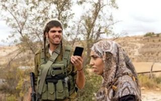 벌벌 떠는 여성 보며 '히죽'…논란 부른 이스라엘군 사진, 조작 아니었다