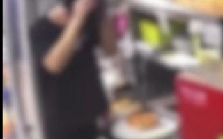 中서 피자에 '머리 비듬' 넣고 바닥 쏟은 냉동식품 재판매 논란