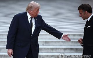 트럼프 "마크롱에 경고했는데…프랑스 시위는 이민 문제"