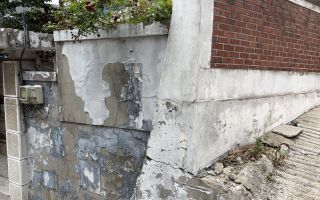 "물 새고 옹벽에 금가도 재개발 앞뒀다고 보수도 안해줘"