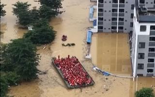 5m 홍수 속 6000명 구한 '트랜스포머'…中 바지선 화제