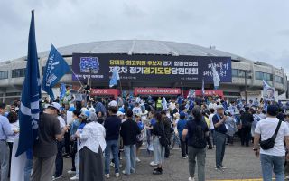“역전은 없다”vs“오늘은 달라” 궂은 날씨에도 계속된 응원전