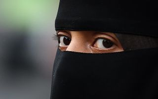 "얼굴 드러내고 등교하라"…伊 멜로니, 학교서 부르카·니캅 금지