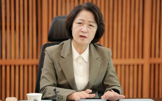 추미애 "눈물 날 정도...내년엔 하루 이자만 5억"