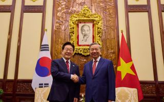 베트남서 판 키우는 한국 기업들…원전·철도·배터리소재까지