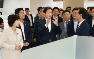 이억원 “부산복합지원센터 지역경제 살리는 포용금융모델”