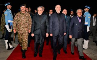 이란 70명 VS 미국 300명... 갈리바프 “미국에 호의 있지만 신뢰는 없어”