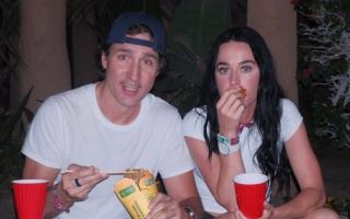 모자 뒤집어쓰고 음악 축제서 애정 행각… 사랑에 빠진 전직 총리