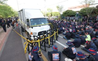 화물연대 조합원 차로 친 40대 운전자 영장… 살인 혐의 적용