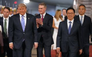 中, 서열 8위 국가부주석 내보내… ‘트럼프 공항 영접 인사’의 정치학