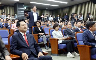 의총서 막힌 전면 재선거론... “장동혁 사퇴” 요구 쏟아졌다