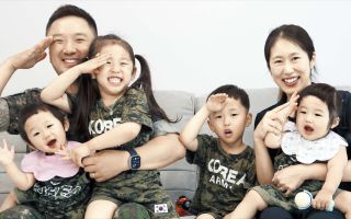 ‘10만분의 1’ 확률의 겹쌍둥이… “둘씩 짝지어 놀아 육아 쉽죠”