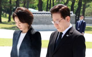 李대통령, 취임 후 첫 5·18 기념식 참석…민주묘지 방명록에 "국민이 주인인 나라"