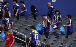동점골 환호 뒤 '파란 봉투' 꺼냈다…외신도 극찬한 일본의 '청소 매너'