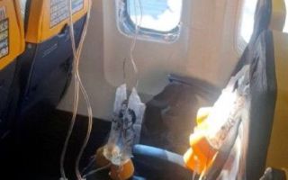 "죽어도 같이 죽는다"…비행 중 깨진 창문으로 빨려나간 남편 다리 5분 잡고 버틴 아내