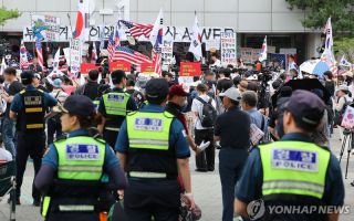 "중국 경찰이다" 잠실개표소 집회서 욕설...20대 남성 3명 재판행