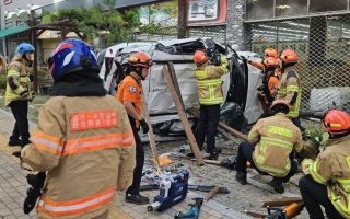 수원 마트 옥상서 12m 추락한 승용차…20대 운전자 숨져