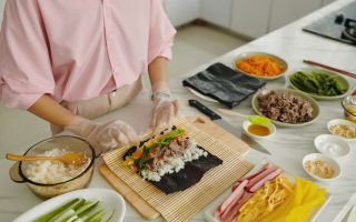 "김밥 잘 싸는 여성 40명, 팝니다"...러시아에 등장한 기괴한 광고의 진실