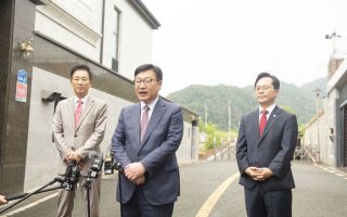 정점식, 박근혜 만나 연찬회 초청..朴 "검토"