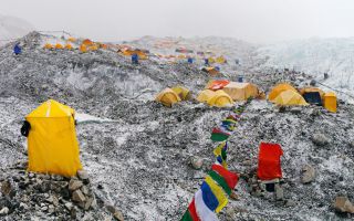 에베레스트 등산객 하루 배출하는 소변량 6000L…빙하 154t 녹인다